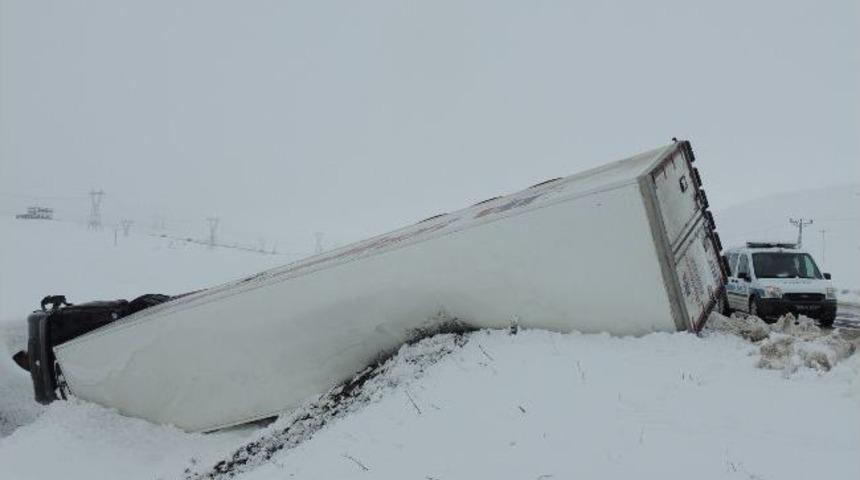 Tır Şarampole Yuvarlandı, 1 Yaralı