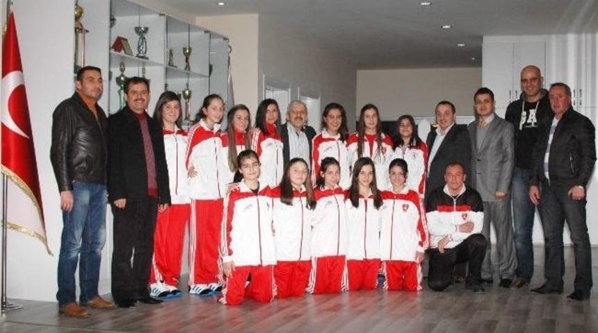 Kupayı Getirdiler, Hediyeyi Aldılar