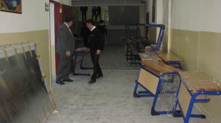 &Ouml;ğrenciler Hizmetlilerle Birlikte Okula Sıra Taşıdı