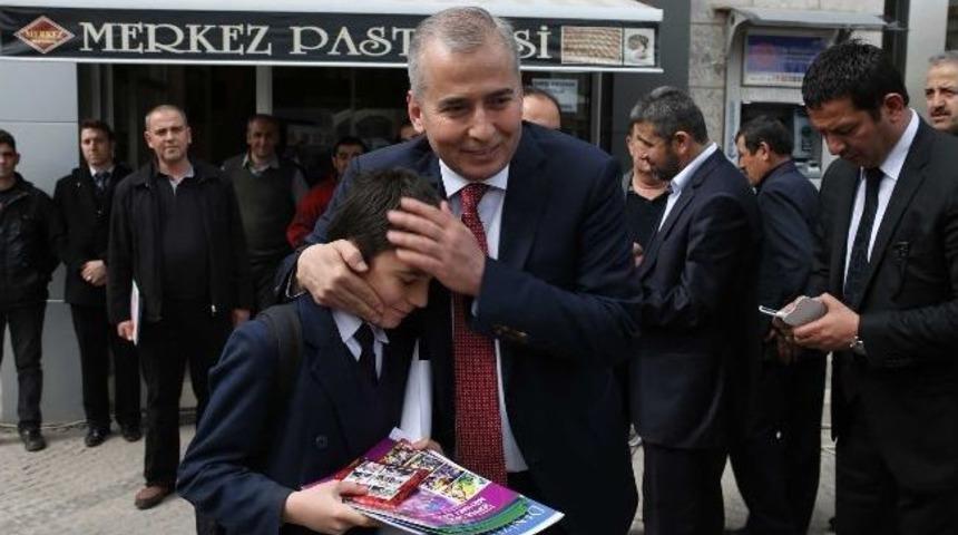 Başkan Zolan, &Ccedil;ocuklara &Ccedil;izgi Roman Kitabı Hediye Ediyor