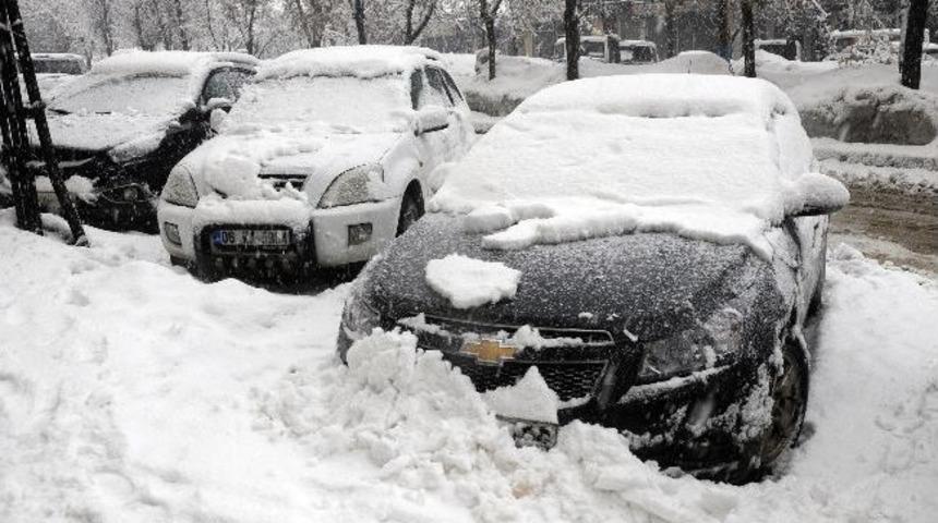 Y&uuml;ksekova&rsquo;da Kar Yağışı