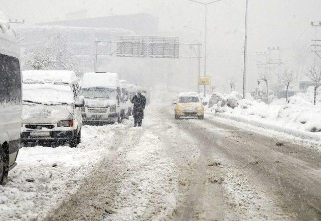 Yüksekova’da Kar Yağışı