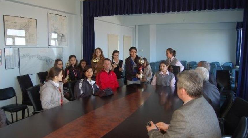 Kaymakam Tavlı Şampiyon Kızları Ağırladı