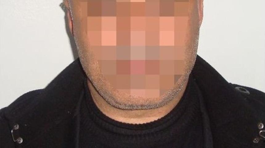 Polisi G&ouml;r&uuml;nce Esrar &Ccedil;antasını Ara&ccedil;tan Attılar