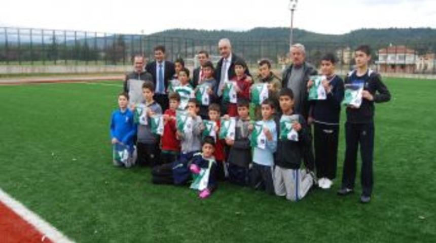 Orhanelispor U13 Takımına Forma Desteği