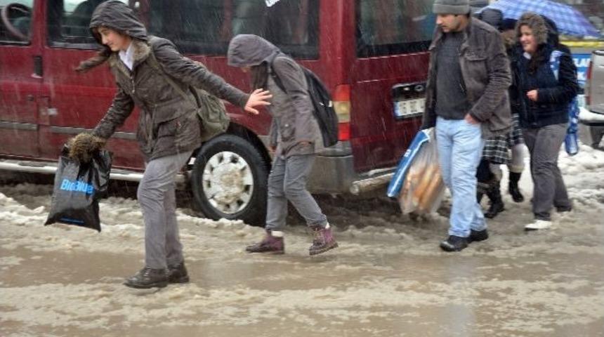 Y&uuml;ksekova&rsquo;da Bazı Cadde Ve Sokaklar Su Altında Kaldı