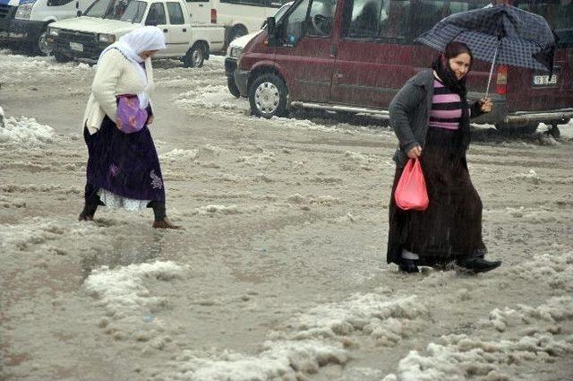 Yüksekova’da Bazı Cadde Ve Sokaklar Su Altında Kaldı