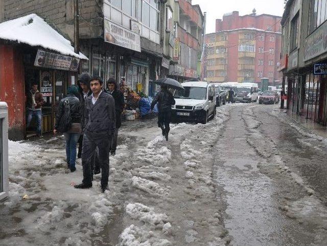 Yüksekova’da Bazı Cadde Ve Sokaklar Su Altında Kaldı