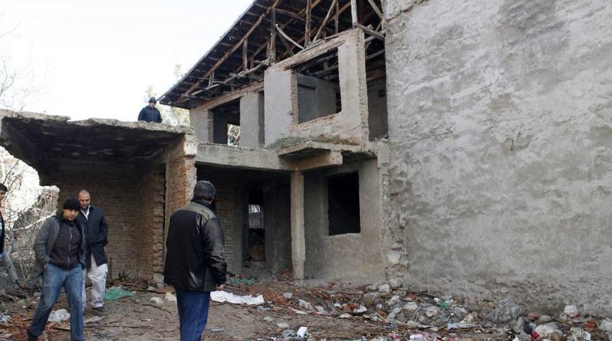 1995 Depreminden Kalan Metruk Binalar Yıkılıyor