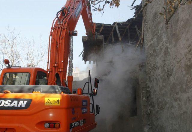 1995 Depreminden Kalan Metruk Binalar Yıkılıyor