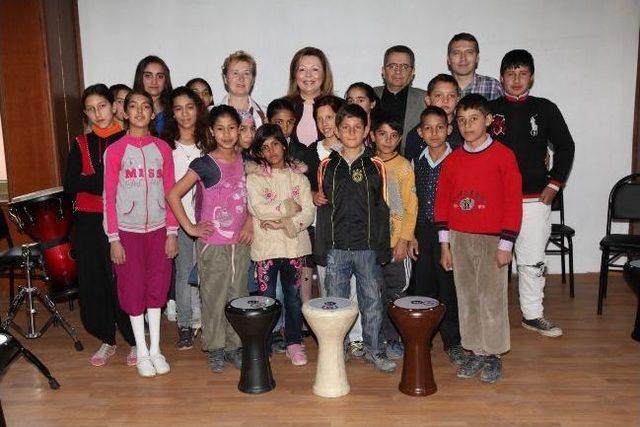 Milletvekili Def Ve Dabruka Çalarak Çocuklarla Eğlendi 1