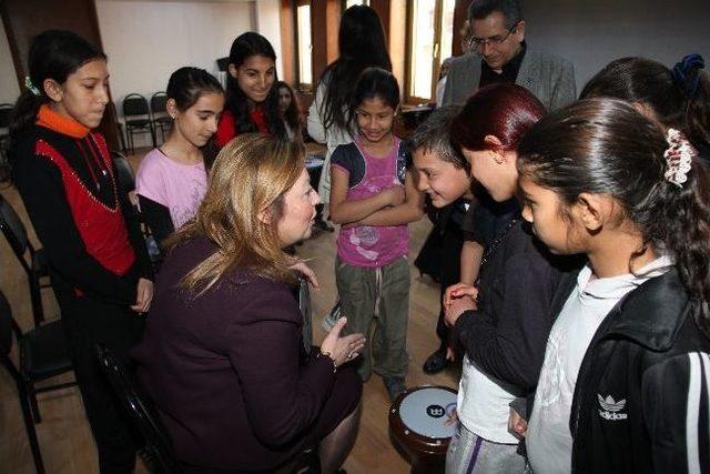 Milletvekili Def Ve Dabruka Çalarak Çocuklarla Eğlendi 2