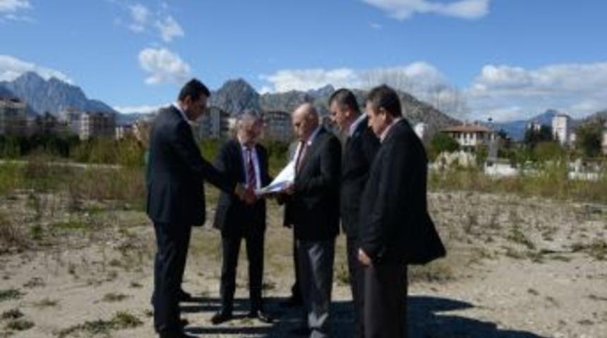 Başkan B&ouml;cek Stadyum Alanında İncelemelerde Bulundu