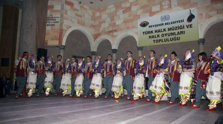 T&uuml;rk&uuml; Dostları Nevşehir'de Salona Sığmadı