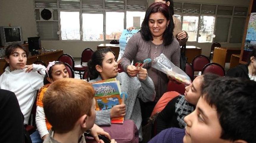K&uuml;t&uuml;phaneye Gelen &Ccedil;ocuklara &Uuml;cretsiz Diş Sağlığı Eğitimi