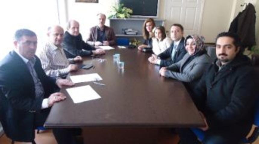 Gebze G&ouml;n&uuml;ll&uuml;leri Milletvekili Işık'ı Ziyaret Etti