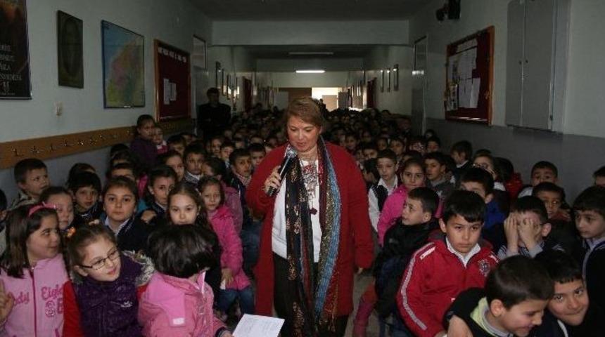 Yazar Mavisel Yener &Ccedil;aydeğirmenli &Ouml;ğrencilerle Bir Araya Geldi