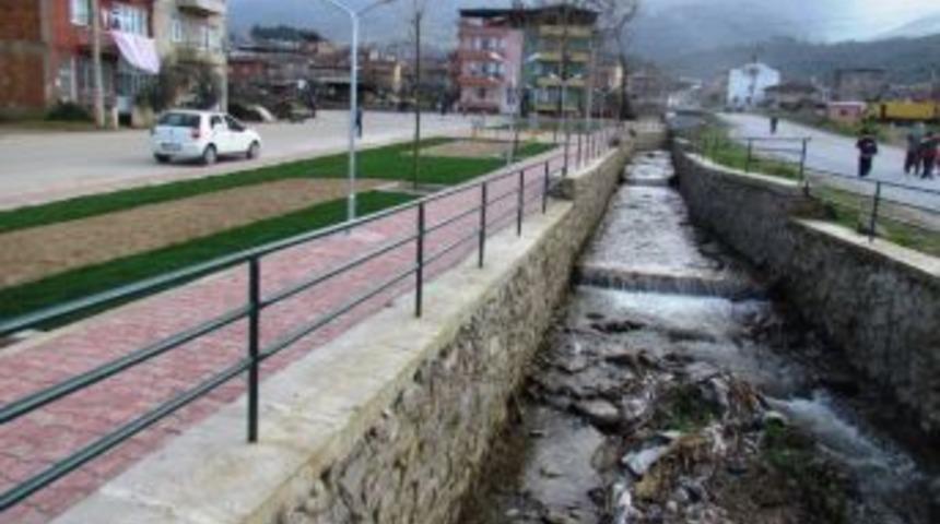 Beydağ Belediyesi, Beyk&ouml;y Deresi Yanında Park D&uuml;zenlemesi Yapıyor