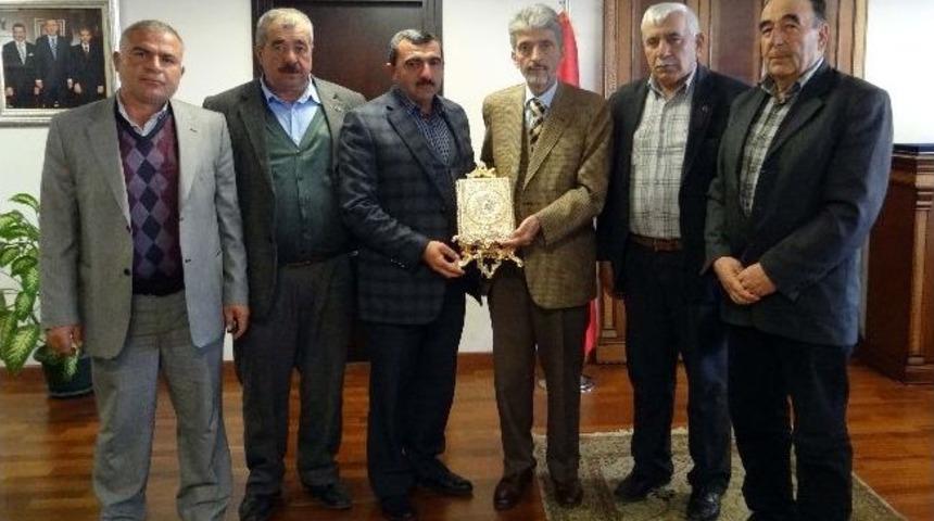 Başkan Tuna'ya &Ccedil;ok&ouml;ren&rsquo;den Teşekk&uuml;r Plaketi