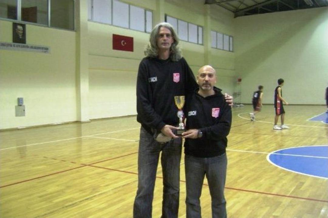 Ayvalıkg&uuml;c&uuml; Belediyespor'da Y&uuml;zler G&uuml;l&uuml;yor