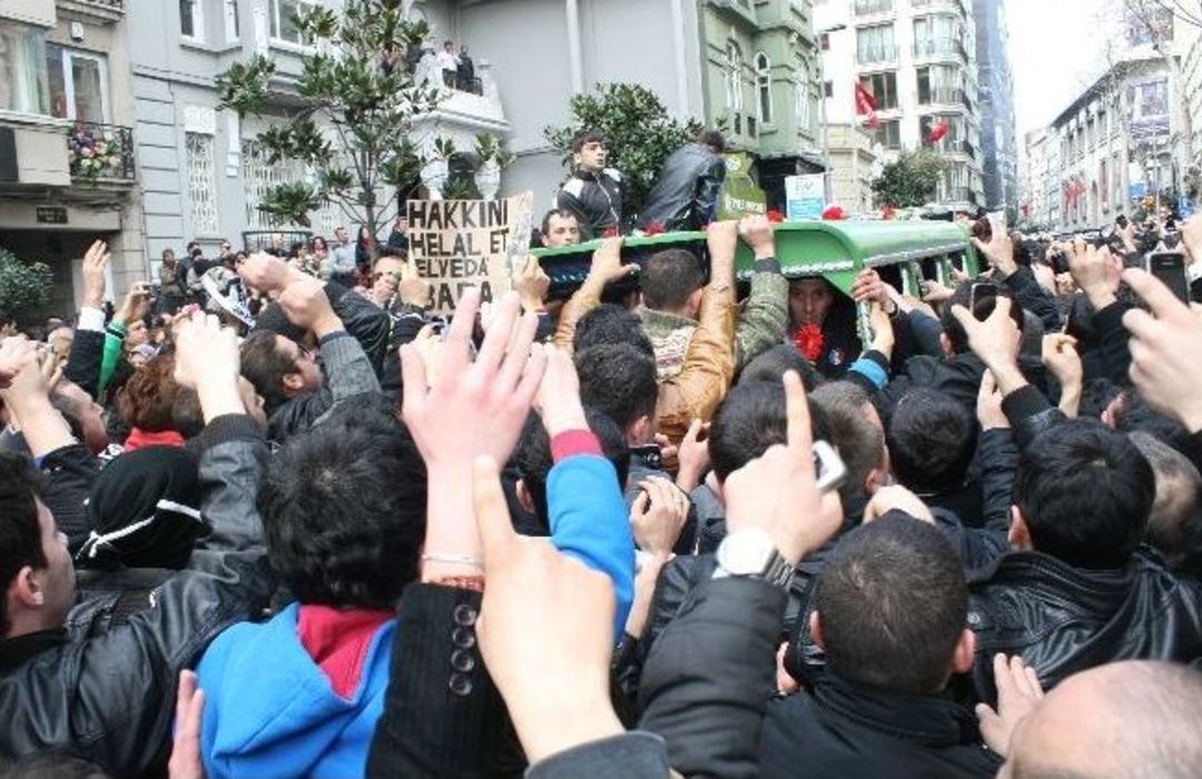 M&uuml;sl&uuml;m G&uuml;rses&rsquo;in Sevenleri Camiye Sığmadı