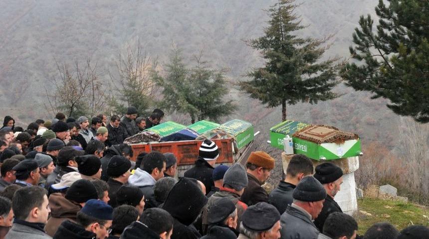 Kız Isteme D&ouml;n&uuml;ş&uuml; Kazada &Ouml;len Aynı Aileden 4 Kişi Toprağa Verildi