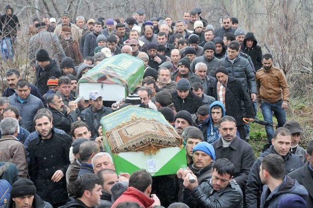 Kız Isteme Dönüşü Kazada Ölen Aynı Aileden 4 Kişi Toprağa Verildi