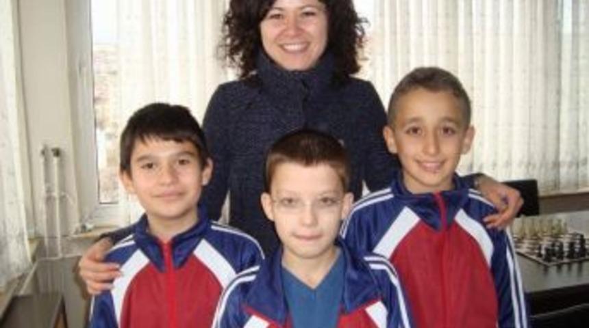 Mehmet Akif Ersoy Orta Okulu K&uuml;&ccedil;&uuml;kler Satran&ccedil; Takımı İl Birincisi Oldu