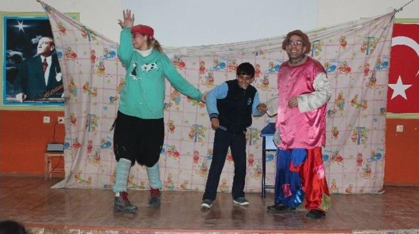 Şiran’da İlk Ve Ortaokullarda Eğlendirirken Öğreten Tiyatro Oyunu Sahnelendi