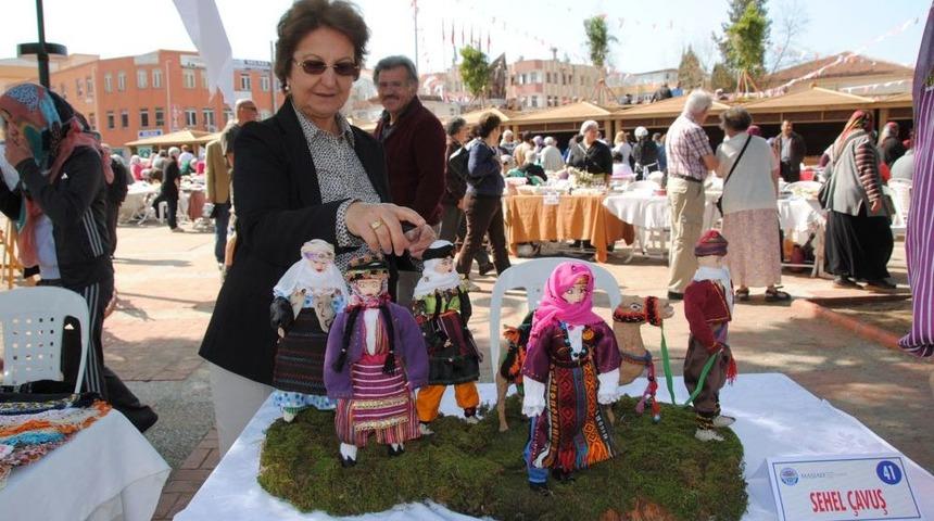 Folklorik Bebeklerle Gelinle Kaynananın Huzur I&ccedil;inde Yaşayacağını G&ouml;steriyor
