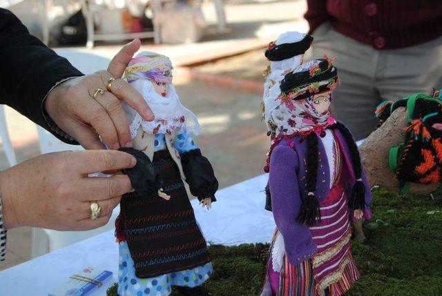 Folklorik Bebeklerle Gelinle Kaynananın Huzur Içinde Yaşayacağını Gösteriyor