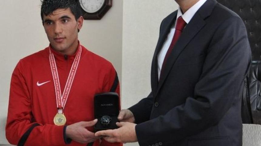 Emniyet M&uuml;d&uuml;r&uuml; Akg&uuml;&ccedil; Başarılı Sporcuyu Kabul Etti