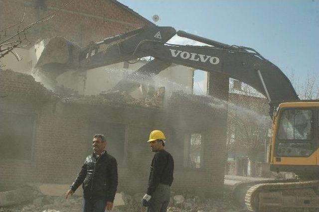 Elazığ'da İki Binanın Yıkımı Gerçekleştirildi