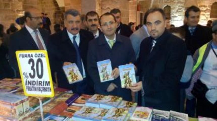 Tarihi Kervansarayda Kitap Fuarı