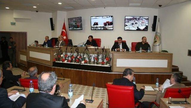 Aydın Belediye Meclisi’nde Altan Öymen Aranıyor