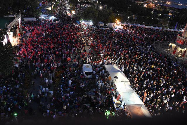 İzmir’de şehitler için anma etkinliği düzenlendi