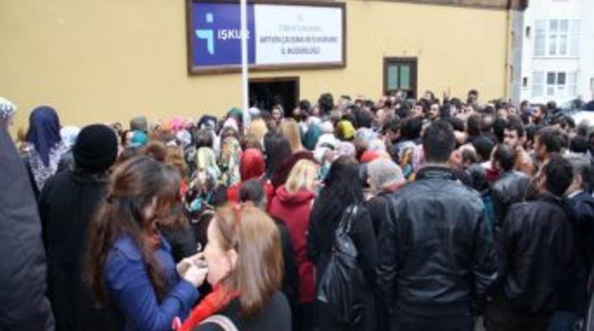 Bin Kişilik Kadro I&ccedil;in Iş Umuduyla Sıraya Girdiler