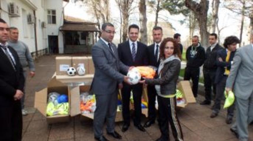 Kul&uuml;p-Okul Futbolu Projesi Kapsamında Okullara Futbol Antrenman Malzemesi