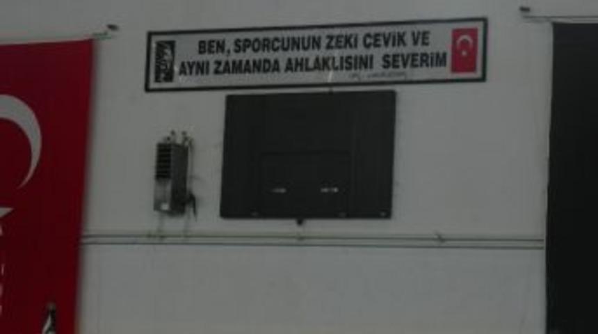 Hayrabolu 80.yıl Kapalı Spor Salonunun Skorboardı Onarılmayı Bekliyor