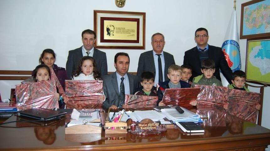 Kaymakam Erkan&rsquo;dan &Ouml;ğrencilere &Ouml;d&uuml;l