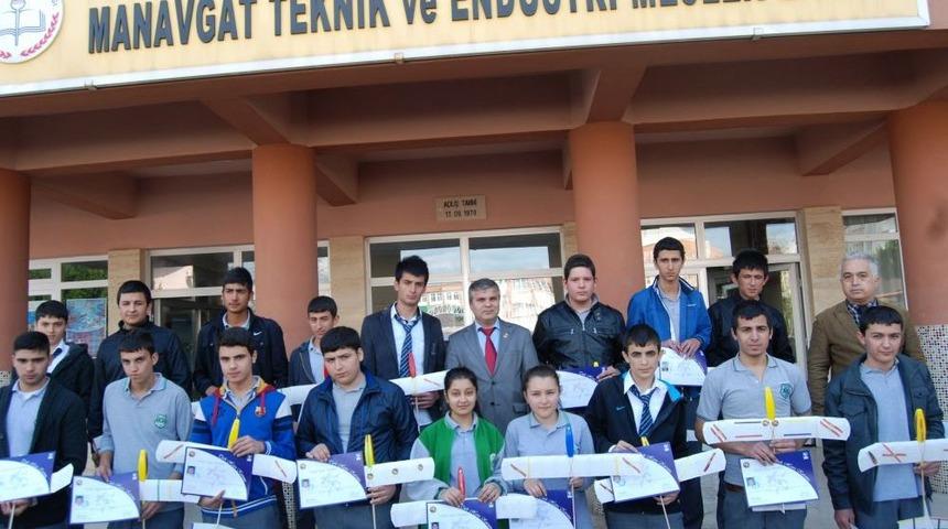 Model U&ccedil;ak Kursu'nu Tamamlayan 21 &Ouml;ğrenci, Belgesini Aldı