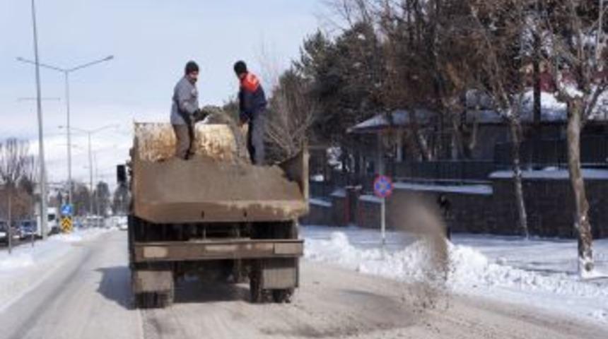 Erzurum'da Kar Nedeniyle Eğitime Bir G&uuml;n Ara Verildi