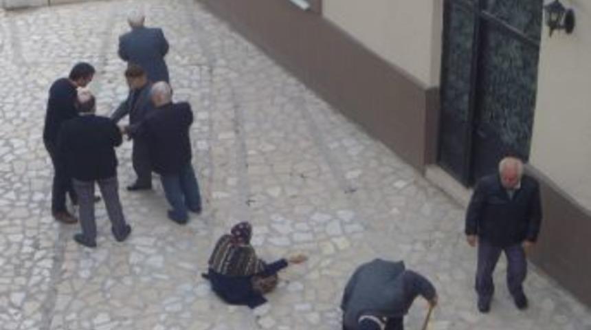 Dilenciler Camilerin &Ouml;n&uuml;n&uuml; Mesken Tuttu