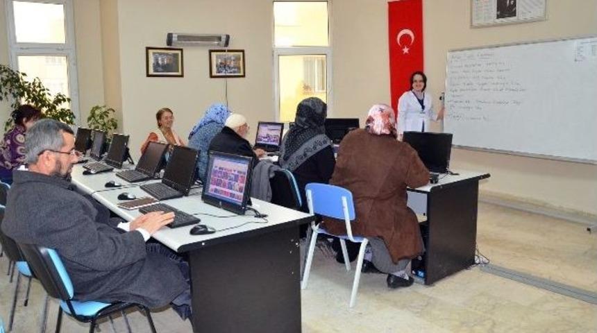 Torunları İ&ccedil;in 74 Yaşında Bilgisayar &Ouml;ğrendi