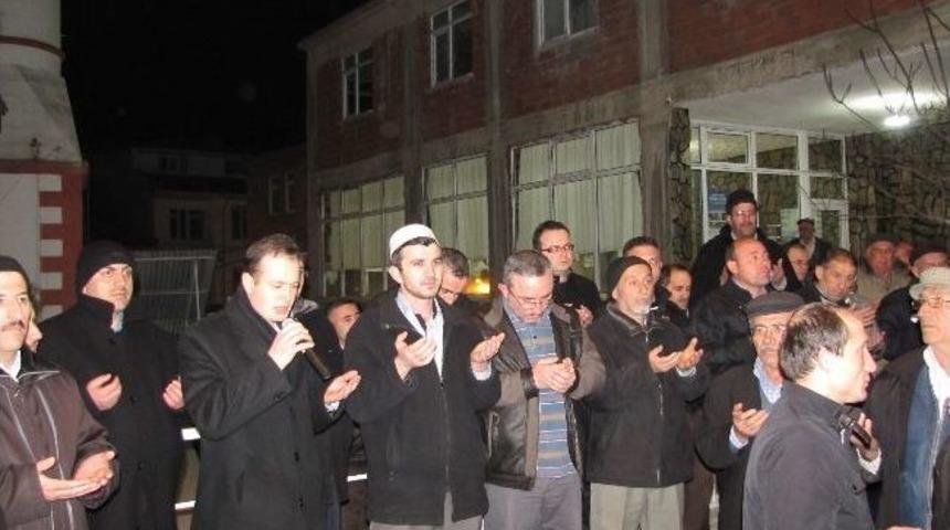 Hisarcık'ta Yılın &Uuml;&ccedil;&uuml;nc&uuml; Umre Kafilesi Dualarla Uğurlandı