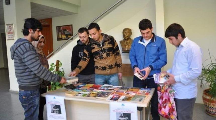 &Uuml;niversite &Ouml;ğrencileri K&ouml;y Okulları İ&ccedil;in Kitap Topluyor