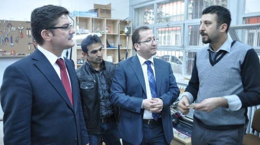 Batman Vali Yardımcısı Karataşoğlu S&uuml;s Taşı İşleme At&ouml;lyesinde İncelemelerde Bulundu
