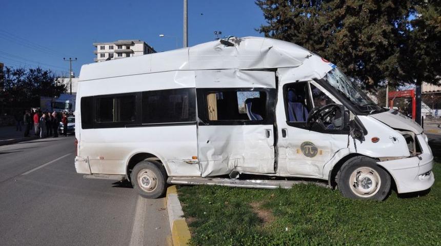 &Ouml;ğrenci Servisi Ile TIR &Ccedil;arpıştı: 7 Yaralı