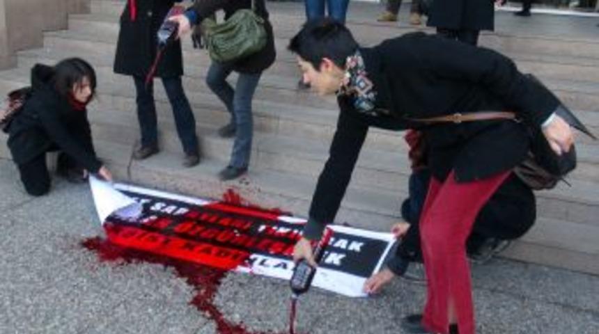 Adliye &Ouml;n&uuml;nde 'kanlı' Eylem