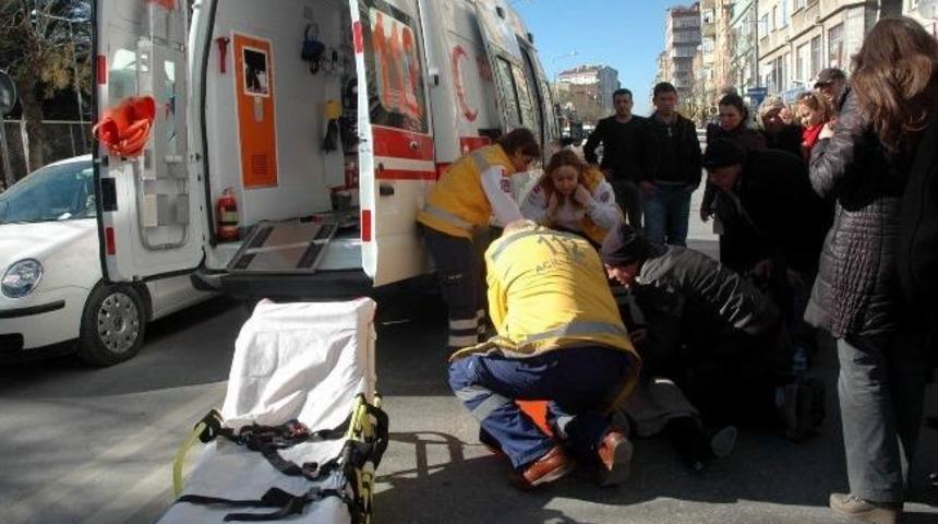 Motosiklet Otomobile Arkadan &Ccedil;arptı: 1 Yaralı